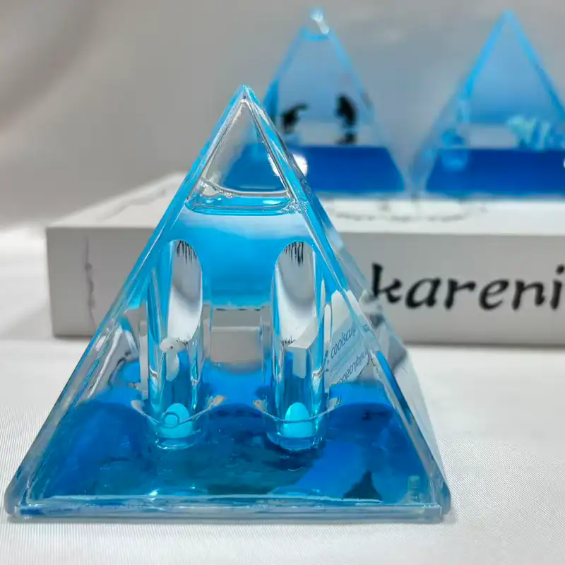 Wie verändert Pyramid Liquid Schreibtischdekoration Ihren Arbeitsplatz?